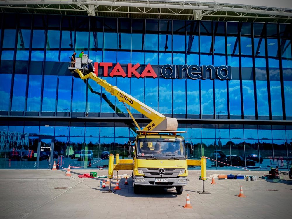 Podnośnik koszowy EcoMiasto przy ITAKA Arena w Opolu